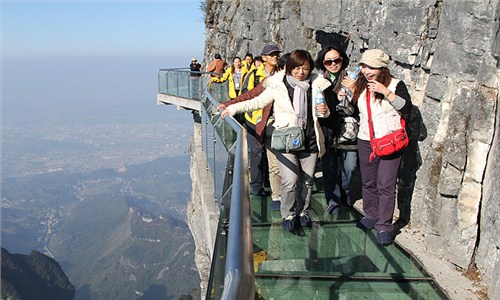 巅峰对决:张家界大峡谷、玻璃桥、天门山、玻璃栈道、溪布街 汽车三日游699元/人